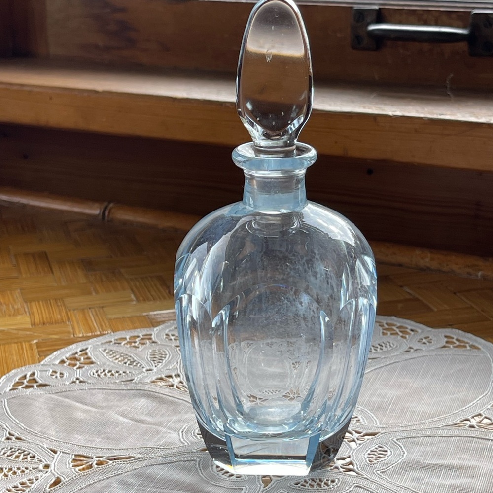Vintage heavy crystal perfume bottle w/glass stopper - Picture 3 of 8